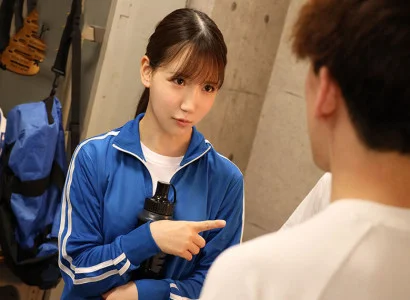 cô gái trẻ trong câu lạc bộ bóng đá quan hệ tập thể với cô gái xinh không mặc quần áo