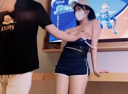 Cô nhân viên xinh đẹp bán TV được khách hàng may mắn