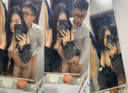 Đôi sinh viên trẻ chịch nhau trước gương