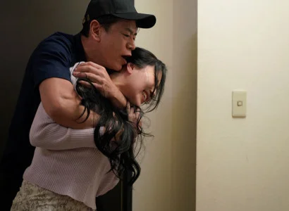 Nữ ca sĩ bị fan cuồng tấn công tình dục vì quá xinh đẹp làm mất kiểm soát