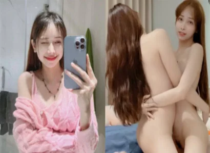 Chủ thể chính cùng cô bạn thân móc bím với nhau trên phát trực tiếp