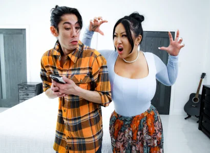 Con trai ấy đưa mẹ kế xăm trổ hàng múp đạt cực khoái
